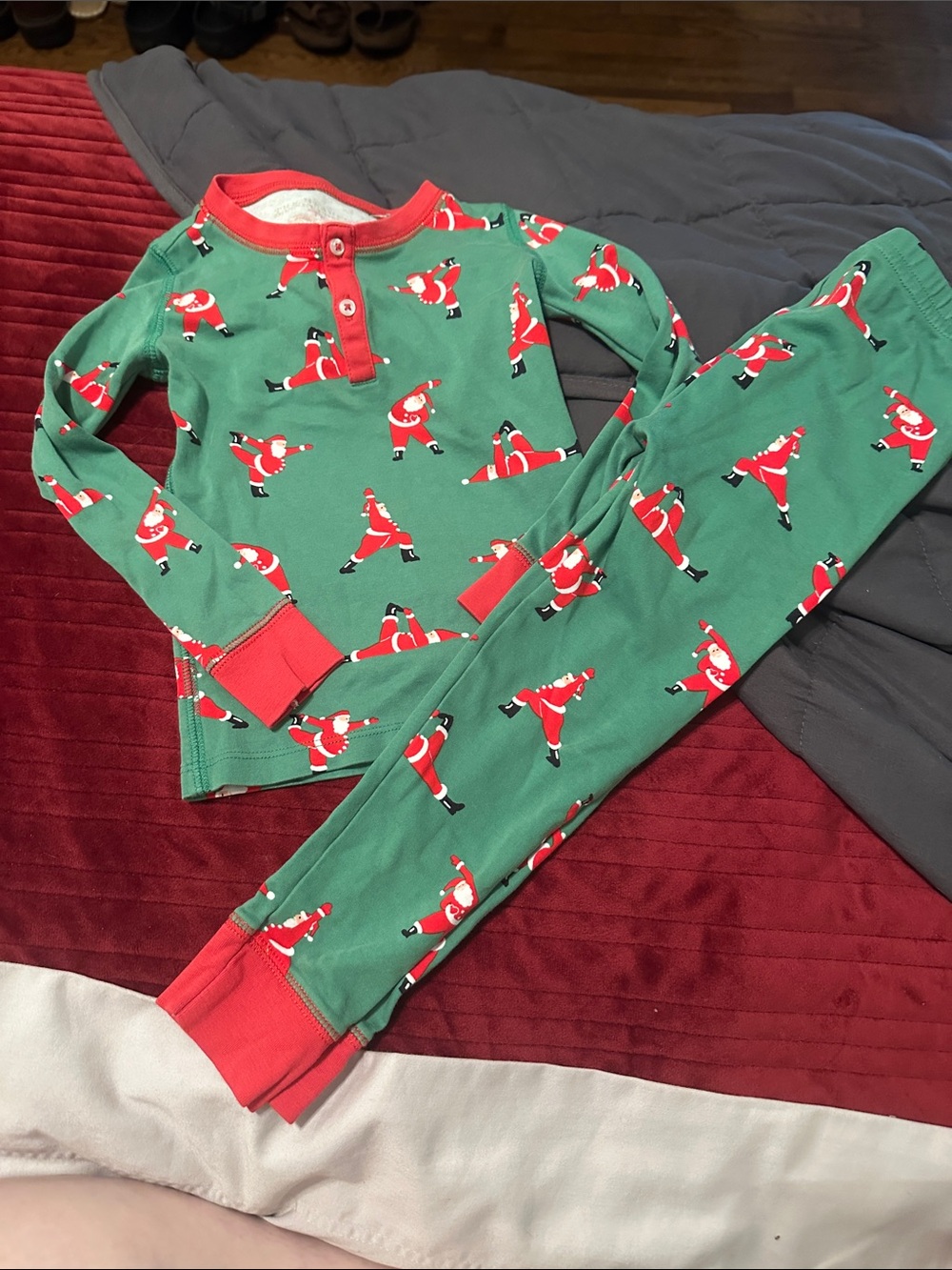 The Beaufort Bonnet company Kids Green Santa Print Pajama Set - Brand 4t
